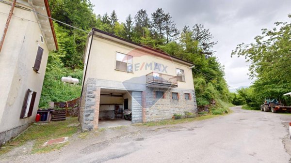 casa indipendente in vendita a Bedonia in zona Ponteceno