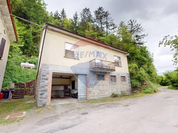 casa indipendente in vendita a Bedonia in zona Ponteceno