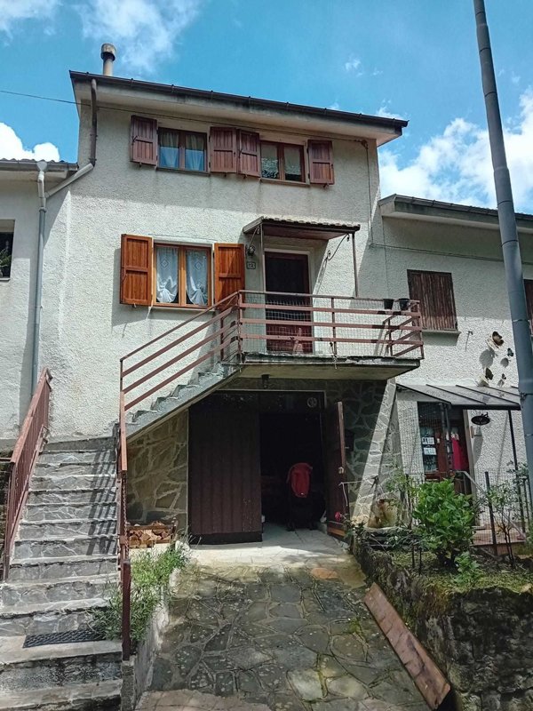 casa indipendente in vendita a Bedonia in zona Volpara