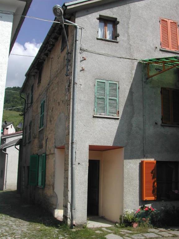 casa indipendente in vendita a Bedonia in zona Revoleto