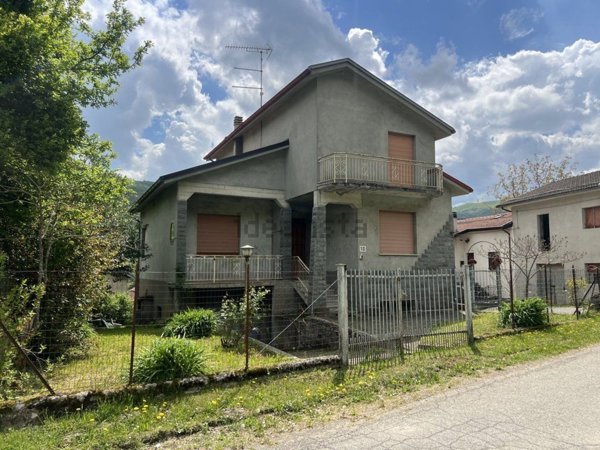 casa indipendente in vendita a Bedonia in zona Liveglia