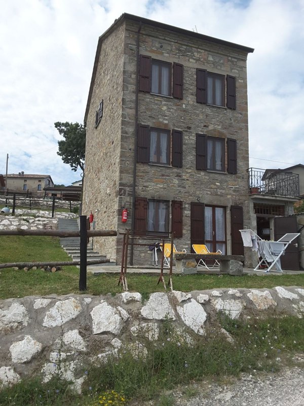 casa indipendente in vendita a Bedonia in zona Cornolo