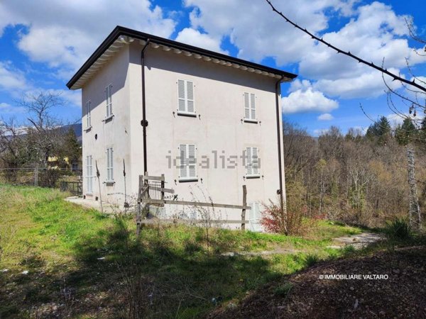casa indipendente in vendita a Bedonia in zona Montevacà