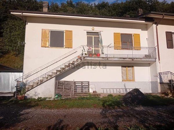 casa indipendente in vendita a Bedonia in zona Ponteceno