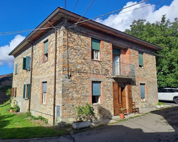 casa indipendente in vendita a Berceto in zona Fugazzolo