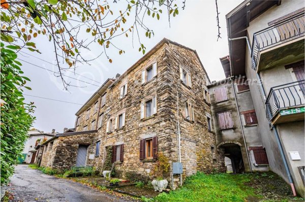 casa indipendente in vendita a Berceto in zona Fugazzolo