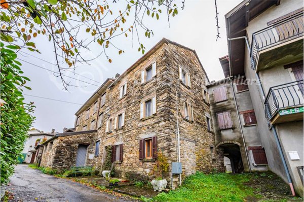 casa indipendente in vendita a Berceto in zona Fugazzolo