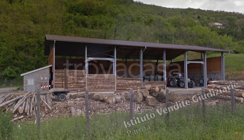 locale commerciale in vendita a Borgo Val di Taro