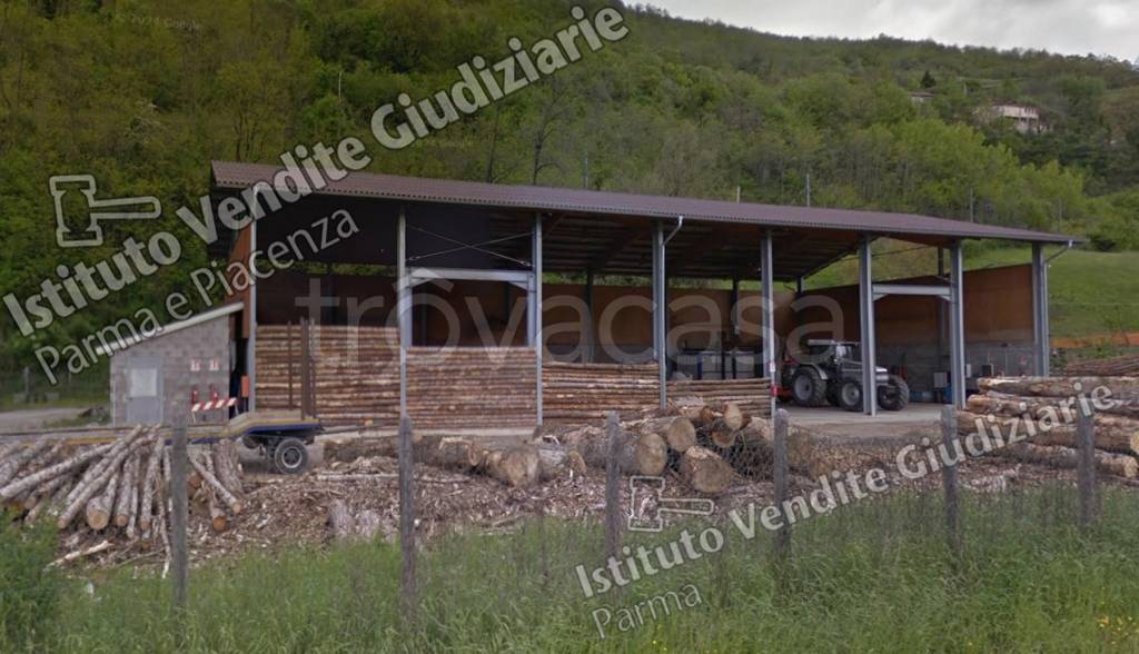 locale commerciale in vendita a Borgo Val di Taro