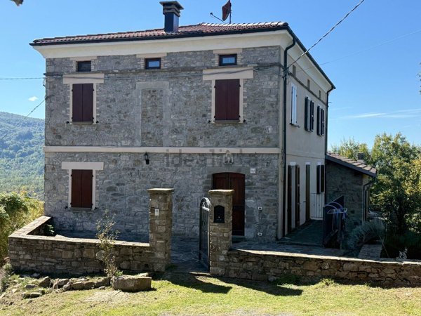 casa indipendente in vendita a Borgo Val di Taro in zona Il Poggio