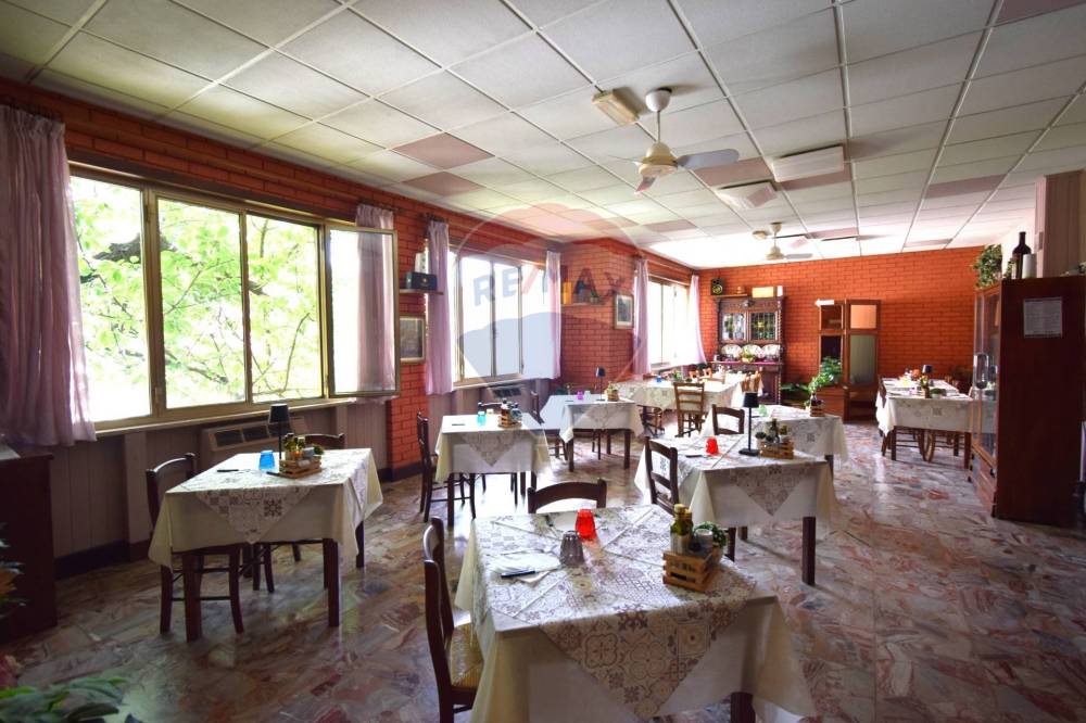 locale commerciale in vendita a Borgo Val di Taro