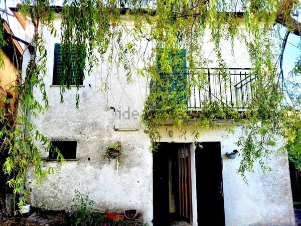 casa indipendente in vendita a Borgo Val di Taro
