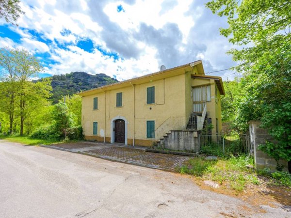 appartamento in vendita a Borgo Val di Taro in zona Roccamurata