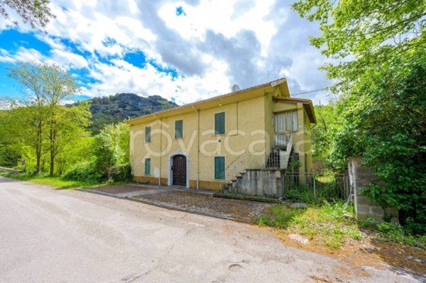 appartamento in vendita a Borgo Val di Taro in zona Roccamurata