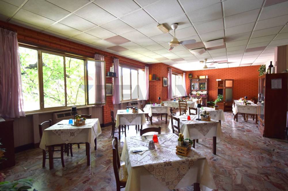 locale commerciale in vendita a Borgo Val di Taro