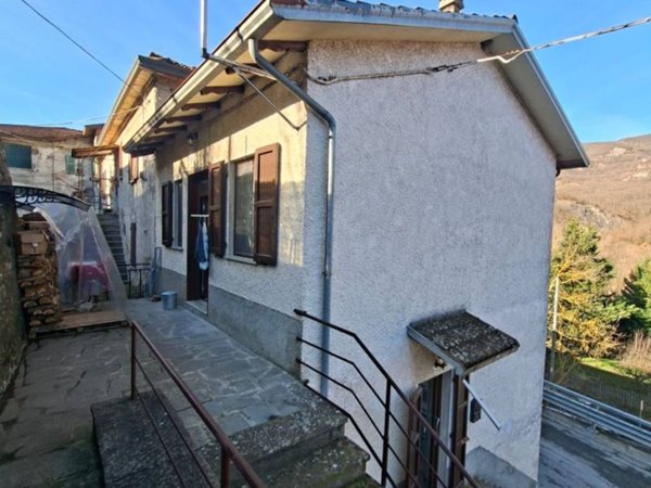 casa indipendente in vendita a Borgo Val di Taro in zona Ostia Parmense