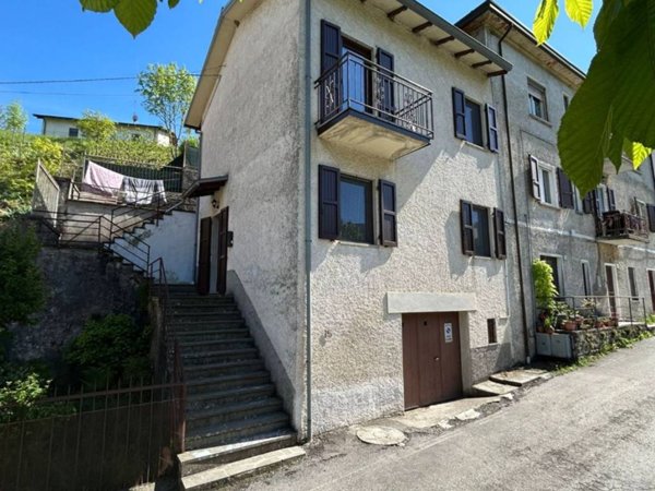 casa indipendente in vendita a Borgo Val di Taro in zona Ostia Parmense