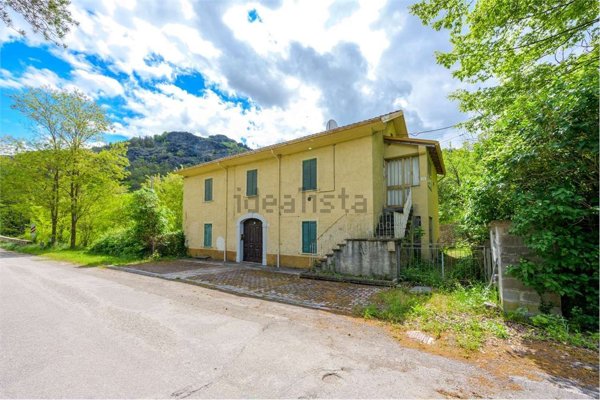 appartamento in vendita a Borgo Val di Taro in zona Roccamurata