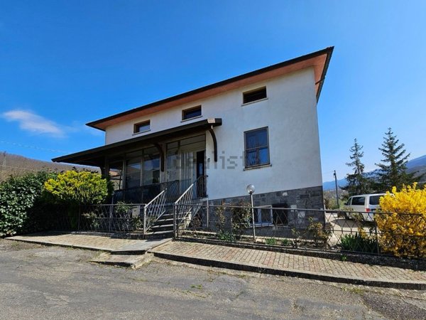 casa indipendente in vendita a Borgo Val di Taro in zona Case Scodellino