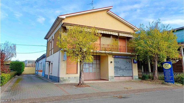 locale commerciale in vendita a Busseto