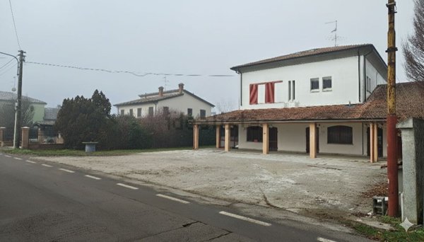 negozio in vendita a Busseto in zona Frescarolo