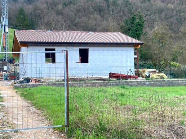 casa indipendente in vendita a Calestano in zona Marzolara