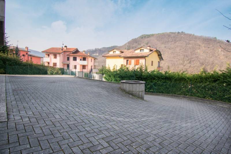 intera palazzina in vendita a Calestano in zona Marzolara