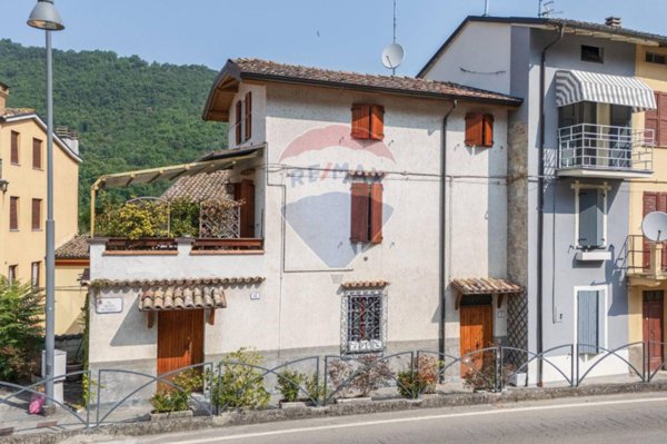 casa indipendente in vendita a Calestano in zona Marzolara