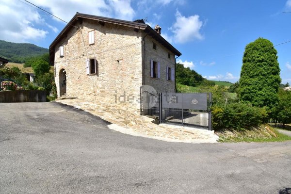 quadrivano in vendita a Calestano in zona Vallerano