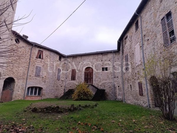 esavano in vendita a Calestano in zona Montale
