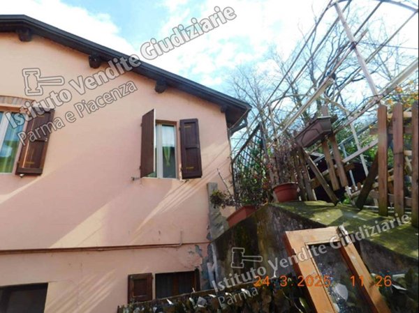 appartamento in vendita a Calestano in zona Marzolara