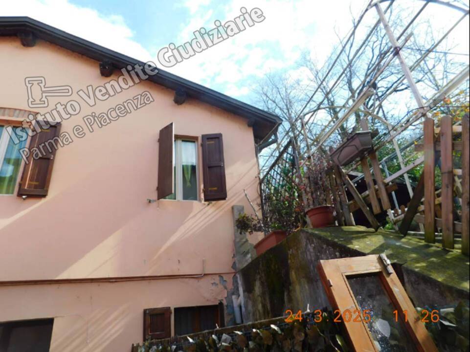 appartamento in vendita a Calestano in zona Marzolara