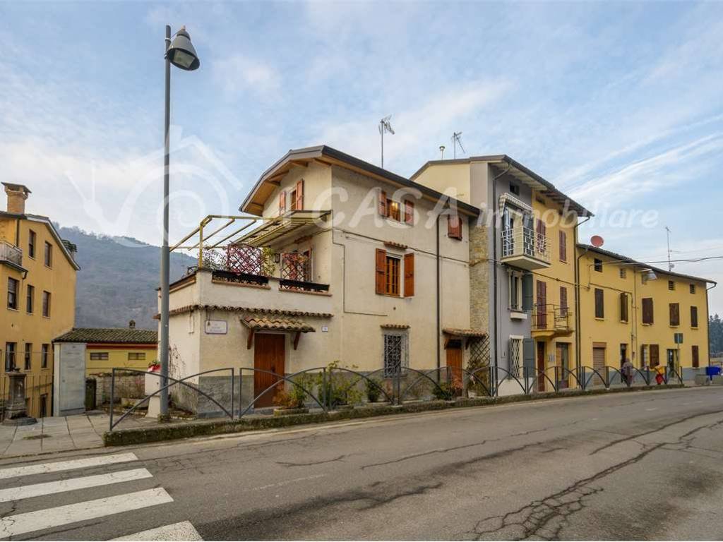 casa indipendente in vendita a Calestano in zona Marzolara