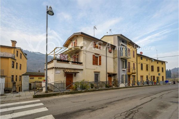 casa indipendente in vendita a Calestano in zona Marzolara