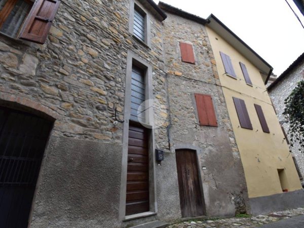 casa indipendente in vendita a Calestano in zona Montale