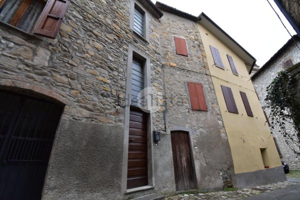 casa indipendente in vendita a Calestano in zona Montale