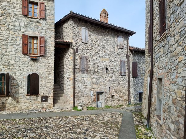casa indipendente in vendita a Calestano in zona Montale