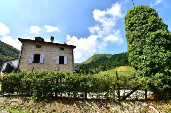 casa indipendente in vendita a Calestano in zona Vallerano