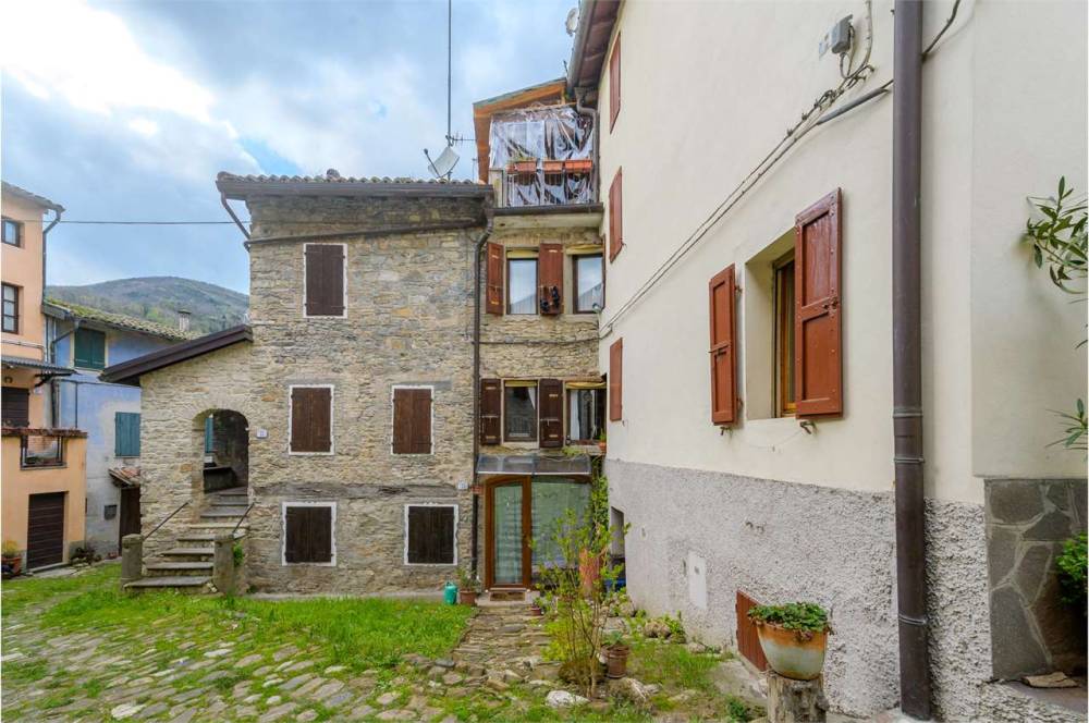 casa indipendente in vendita a Calestano in zona Marzolara