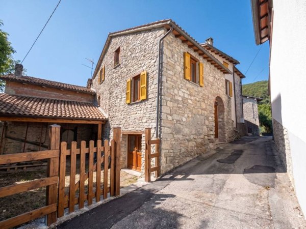 casa indipendente in vendita a Calestano in zona Ronzano