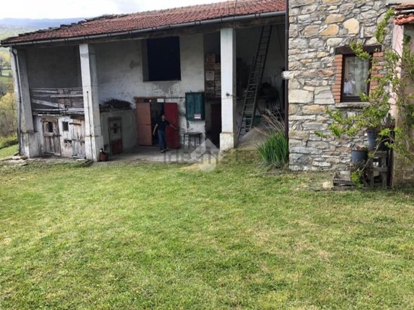 casa indipendente in vendita a Calestano in zona Ravarano