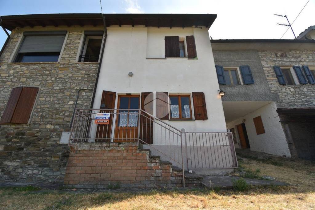 casa indipendente in vendita a Calestano in zona Fragno