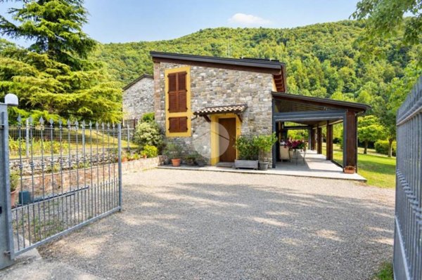 casa indipendente in vendita a Calestano in zona Ramiano