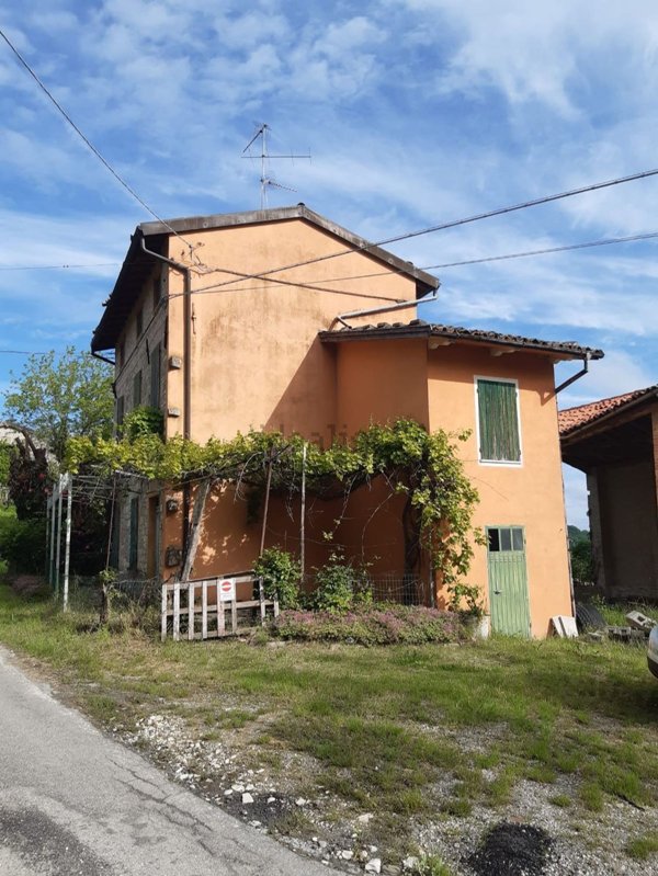 quadrivano in vendita a Calestano in zona Vallerano