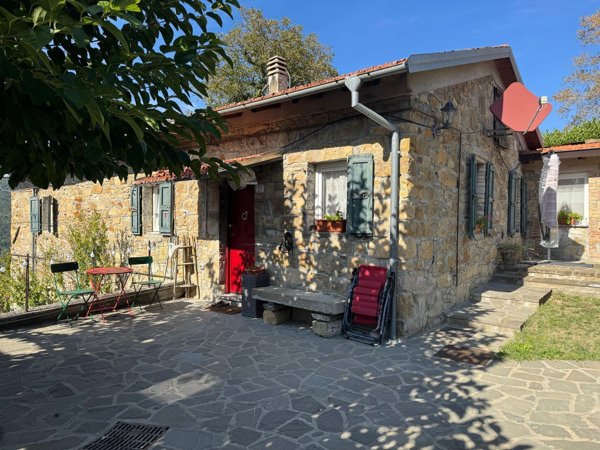 casa indipendente in vendita a Calestano in zona Ravarano
