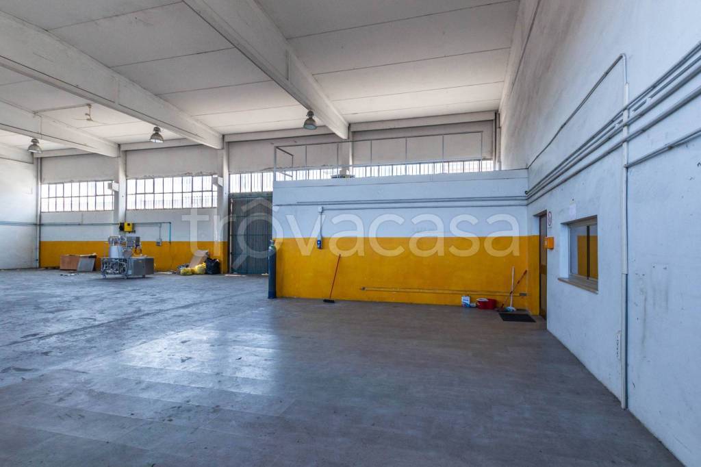 locale commerciale in vendita a Collecchio in zona Lemignano