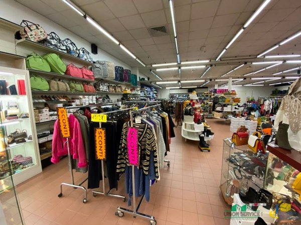 locale commerciale in vendita a Collecchio