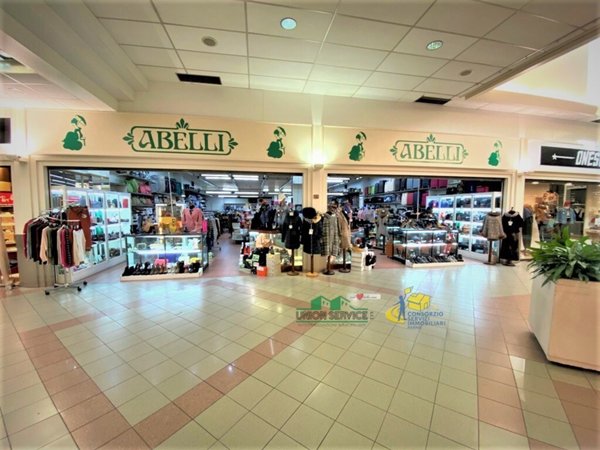 locale commerciale in vendita a Collecchio