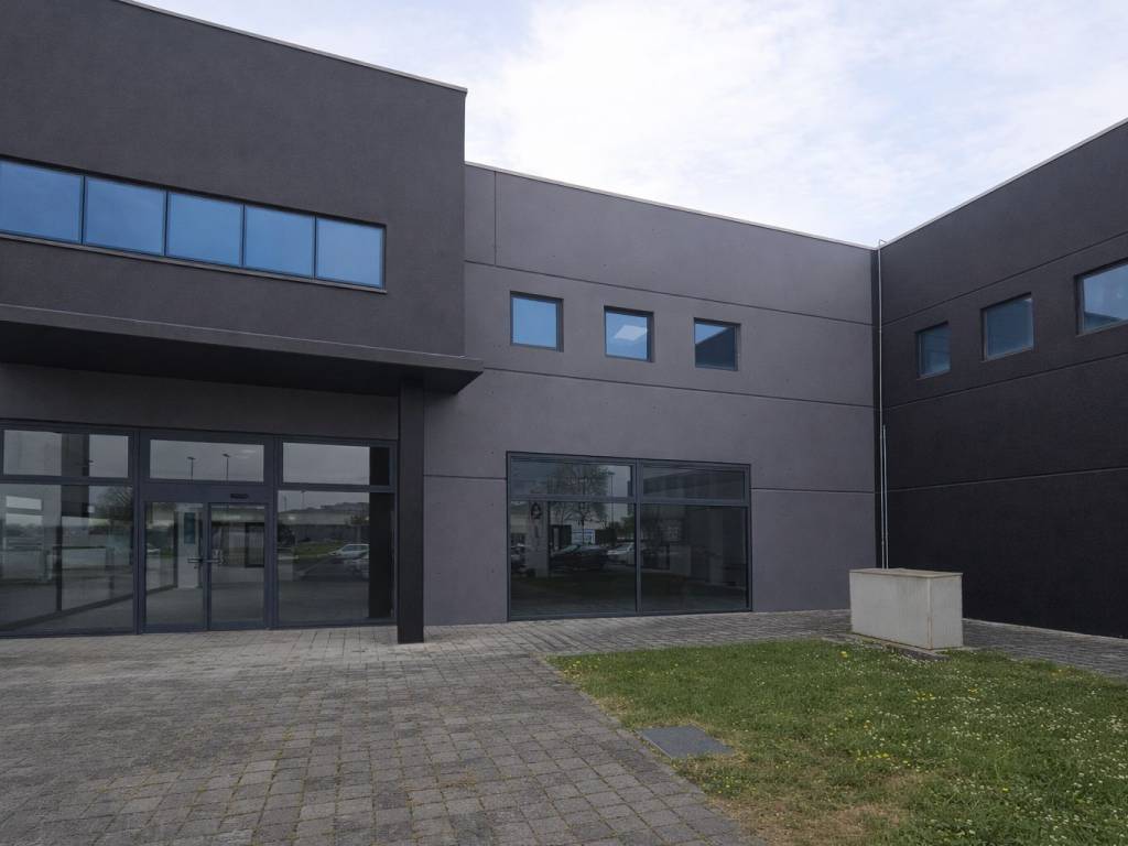 locale commerciale in vendita a Collecchio in zona Lemignano