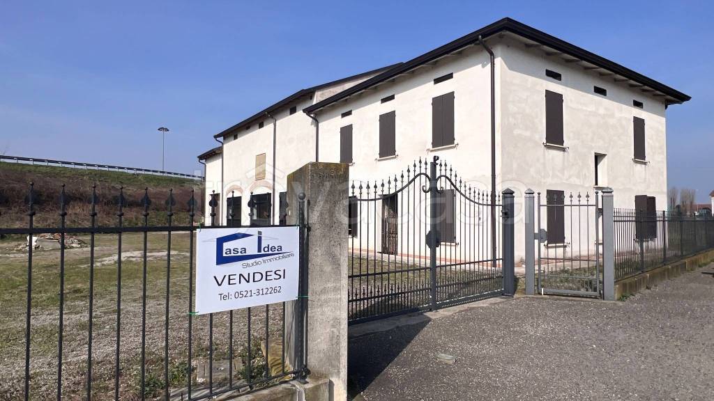 casa indipendente in vendita a Colorno